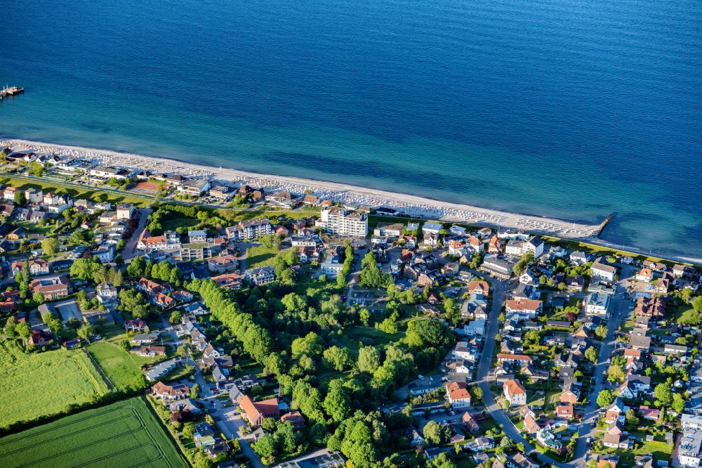 Dahme from the bird's eye view: Village on marine coastal area of Baltic Sea in Dahme in the state Schleswig-Holstein, Germany