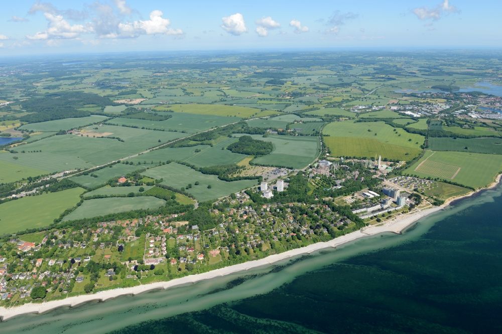 Sierksdorf from the bird's eye view: Village on marine coastal area of Baltic Sea in Sierksdorf in the state Schleswig-Holstein