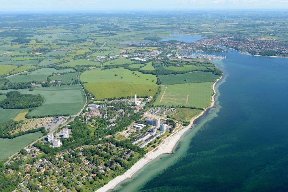 Sierksdorf from the bird's eye view: Village on marine coastal area of Baltic Sea in Sierksdorf in the state Schleswig-Holstein