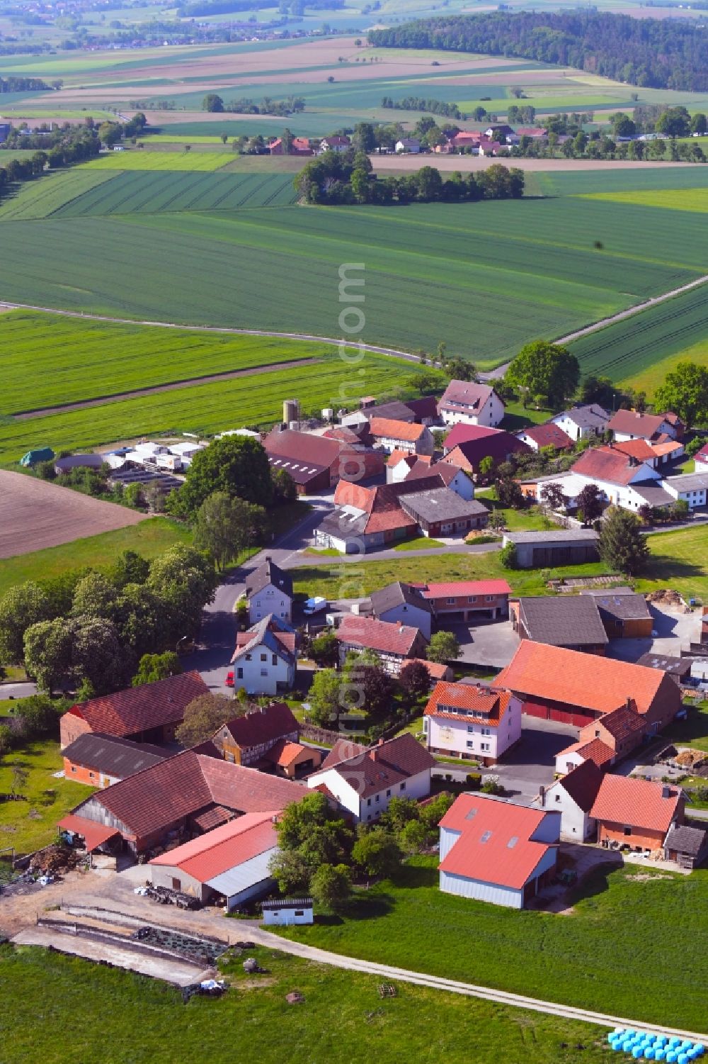 Aerial photograph Mengers - Agricultural land and field borders surround the settlement area of the village in Mengers in the state Hesse, Germany