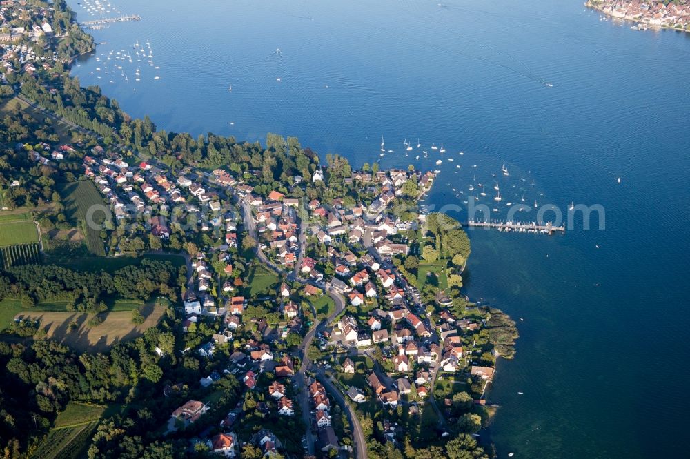 Gaienhofen from the bird's eye view: Village on the lake bank areas of Lake of Constance in the district Hemmenhofen in Gaienhofen in the state Baden-Wuerttemberg, Germany