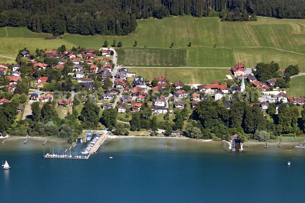 Gollenshausen a.Chiemsee from the bird's eye view: Village on the lake bank areas of Chiemsee on street am See in Gollenshausen a.Chiemsee in the state Bavaria, Germany