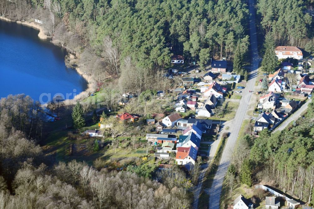 Menz from the bird's eye view: Village on the lake bank areas of Roofensee in Menz in the state Brandenburg, Germany
