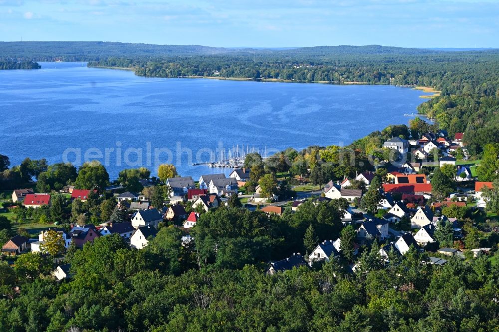 Aerial photograph Diensdorf-Radlow - Village on the lake bank areas of Scharmuetzelsee in Diensdorf-Radlow in the state Brandenburg, Germany