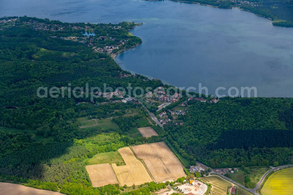 Plau am See from the bird's eye view: Village on the lake bank areas von Silbermuehle in Plau am See in the state Mecklenburg - Western Pomerania, Germany