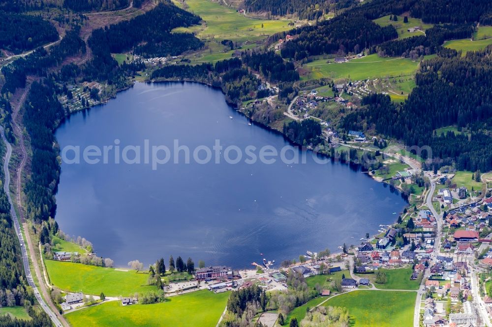 Aerial image Hinterzarten - Village on the lake bank areas Titisee in Hinterzarten in the state Baden-Wuerttemberg, Germany