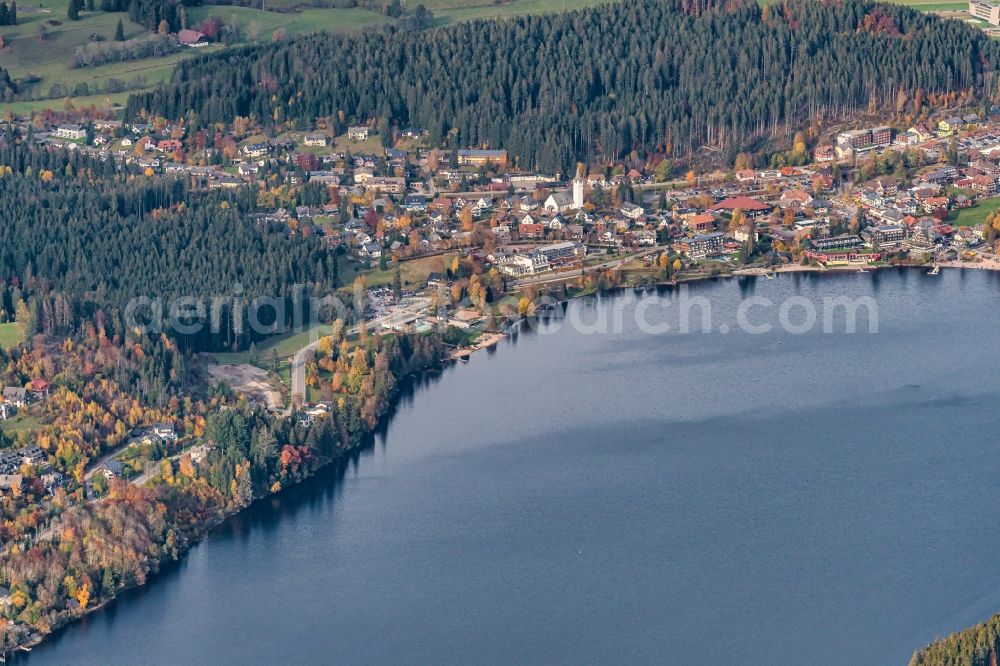 Aerial photograph Titisee - Village on the lake bank areas Titisse in Titisee in the state Baden-Wuerttemberg, Germany