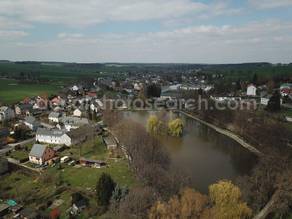 Aerial image Langenwetzendorf - Village on the lake bank areas on lake in Langenwetzendorf in the state Thuringia, Germany