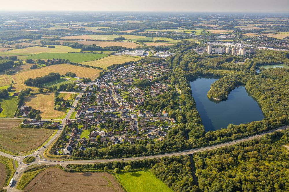 Aerial image Beckum - Village on the lake bank areas on Vorhelmer Strasse in Beckum in the state North Rhine-Westphalia, Germany
