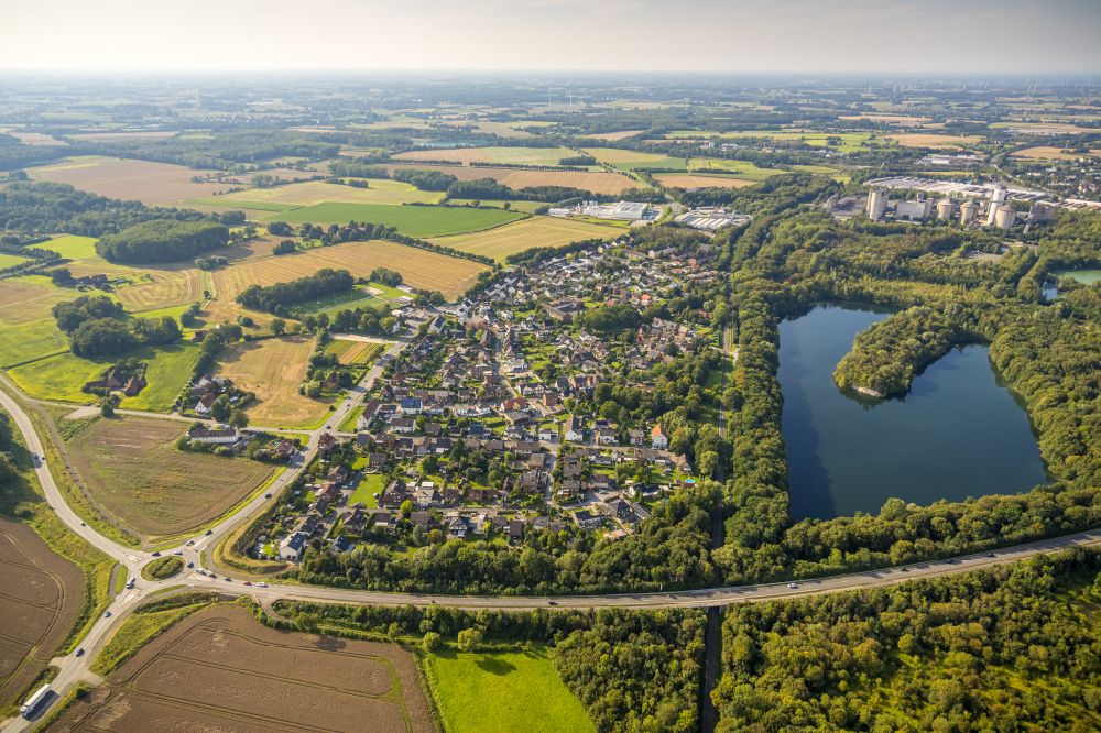Aerial photograph Beckum - Village on the lake bank areas on Vorhelmer Strasse in Beckum in the state North Rhine-Westphalia, Germany