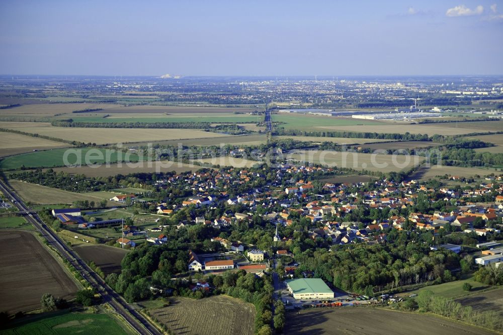 Sülzetal from the bird's eye view: Agricultural land and field borders surround the settlement area of the village in Suelzetal in the state Saxony-Anhalt, Germany