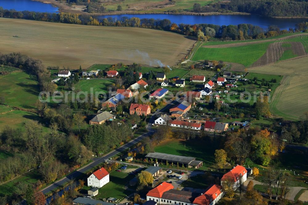 Suckow Flieth-Stegelitz from the bird's eye view: Village in Suckow Flieth-Stegelitz on the shores of the Great Lanke in the Uckermark in Brandenburg