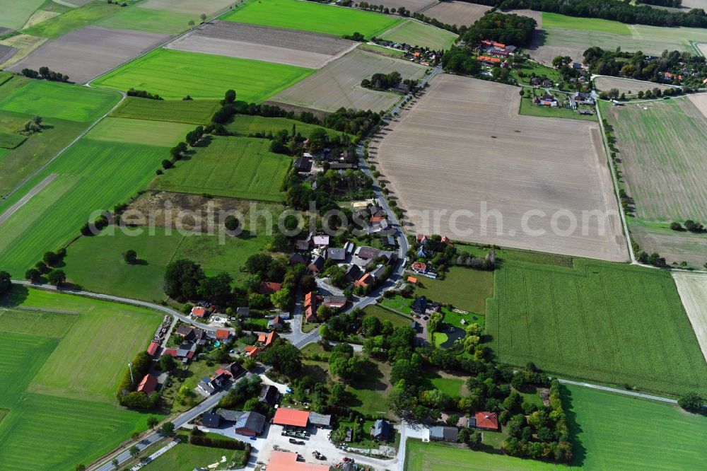 Aerial image Waddeweitz - Agricultural land and field borders surround the settlement area of the village in Waddeweitz in the state Lower Saxony, Germany