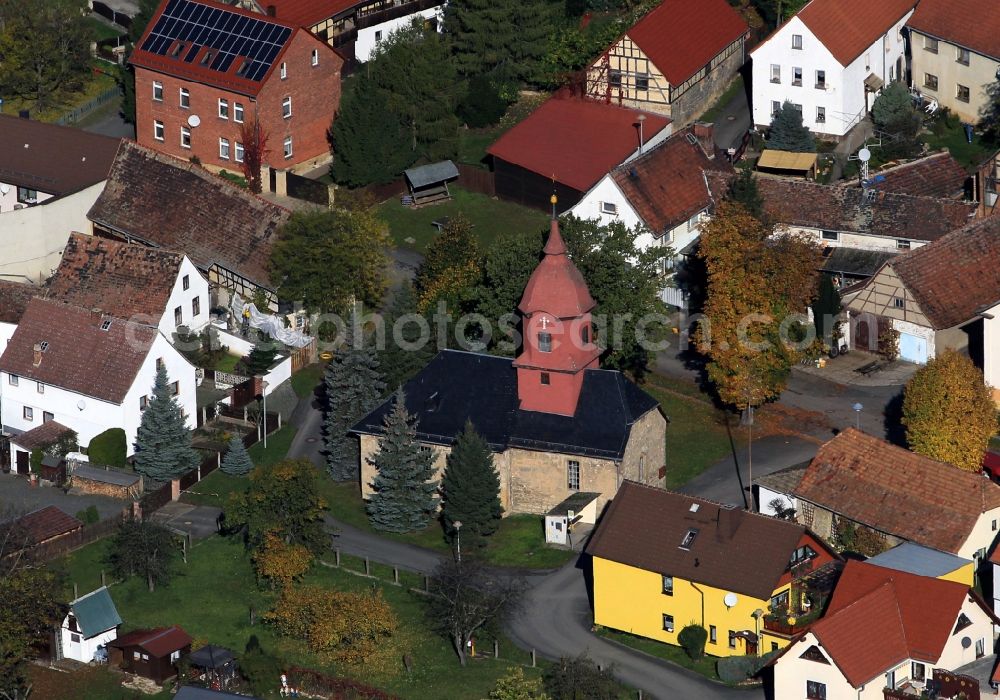 Oßmaritz from the bird's eye view: Village church with surrounding houses in Oßmaritz in Thuringia