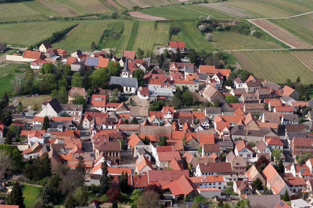Aerial image Dorn-Dürkheim - Blick auf die Ortsgemeinde Dorn-Dürkheim im Landkreis Mainz-Bingen in Rheinland-Pfalz. View to the village Dorn-Dürkheim in the administrative district Mainz-Bingen.