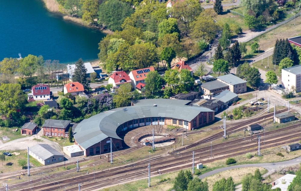 Neustrelitz from the bird's eye view: Railway turntable in Neustrelitz in the state of Mecklenburg - Western Pomerania. The historic facilities are part of the depot of the main train station of the town
