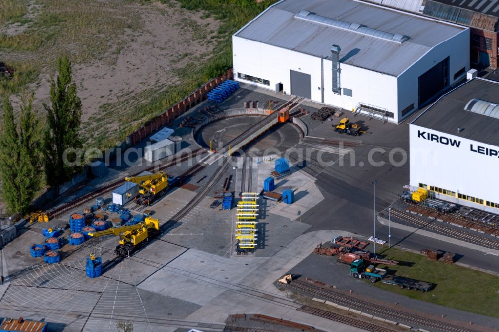Aerial photograph Leipzig - Bridge girders in the circle center of the turntable at the factory premises of the construction machinery manufacturer on Niemeyerstrasse in the district Neulindenau in Leipzig in the state Saxony, Germany
