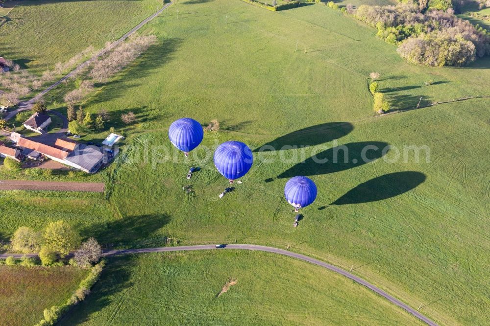 Aerial photograph Veyrines-de-Domme - Hot air balloons launching over the airspace in Veyrines-de-Domme in Nouvelle-Aquitaine, France