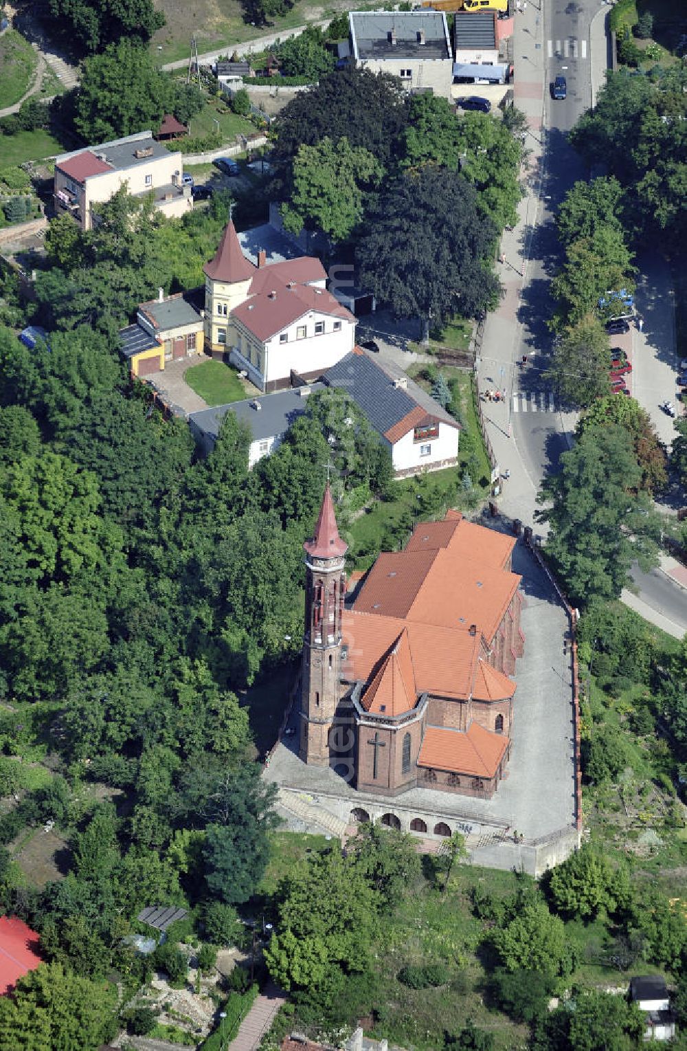 Gubin from above - Blick auf die katholische Dreifaltigkeitskirche. Sie wurde im 19. Jahrhundert errichtet. View of the Catholic Holy Trinity Church. It was built in the 19th Century.