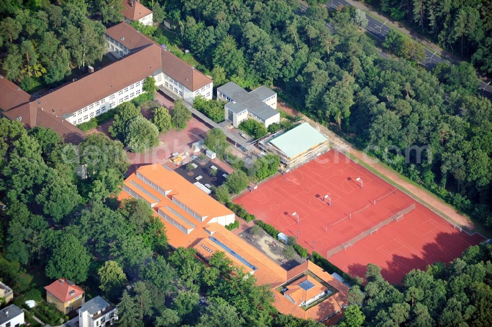 Aerial photograph Berlin - School grounds of the grammar and primary school Dreilinden in the district Nikolassee of Berlin-Zehlendorf