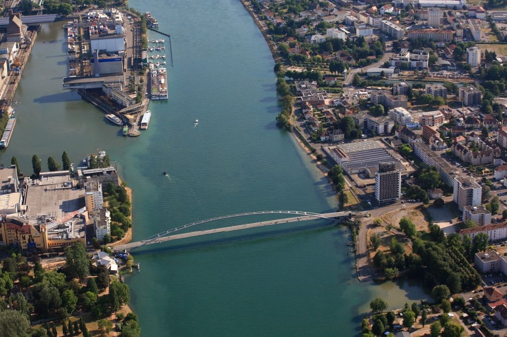 Weil am Rhein from above - View of the triangle Germany - Switzerland - France in Weil am Rhein in the state of Baden-Wuerttemberg. The footbridge Dreilaenderbruecke ( Passerelle des Trois Pays ) over the Rhine river connects Weil am Rhein (left) with Huningue in France