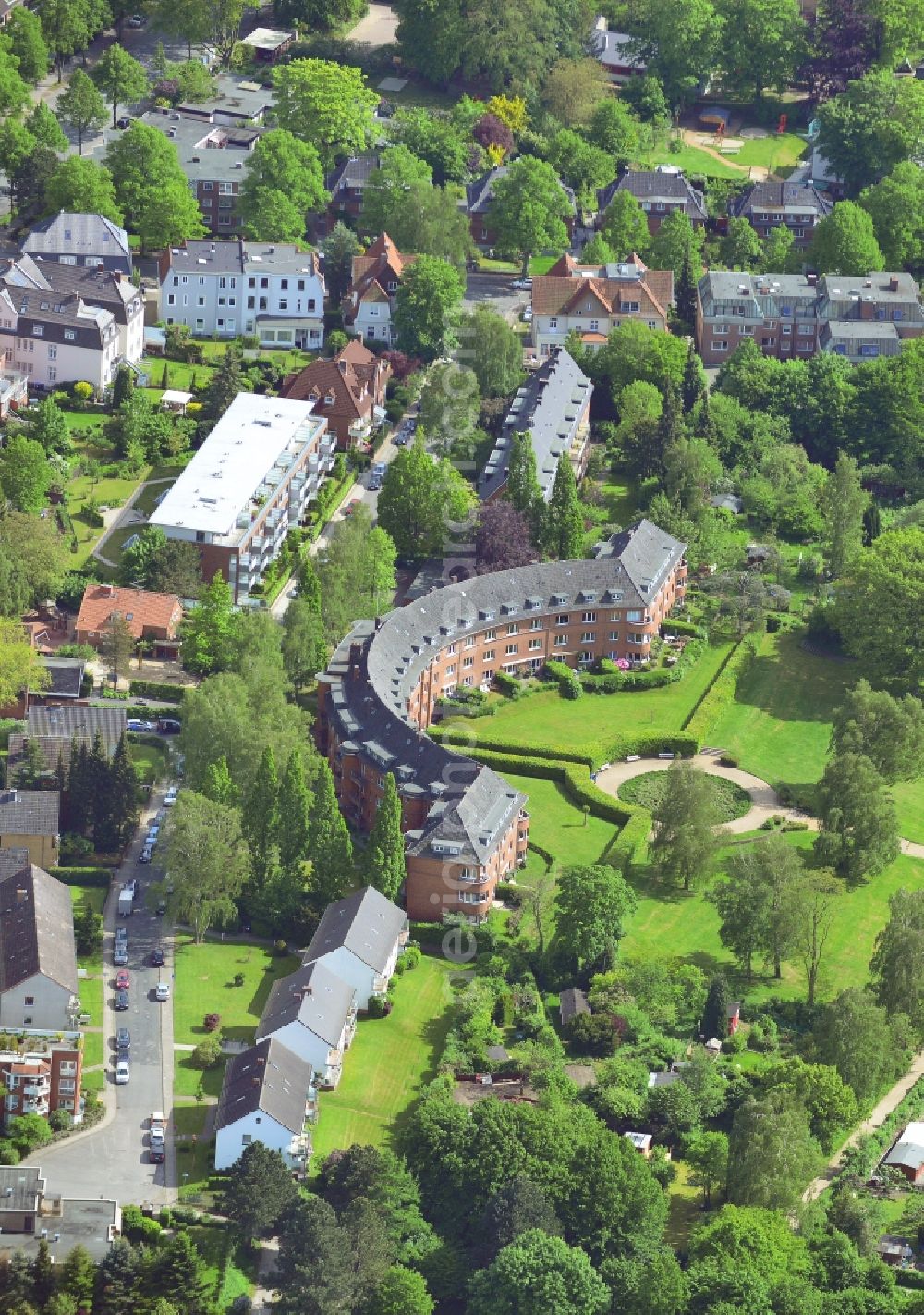 Aerial photograph Lübeck - Draeger Park and residential buildings in the Marli part of St.Gertrud in Luebeck in the state of Schleswig-Holstein. St.Gertrud is the Easternmost historic suburb of Luebeck. Located on the riverbank of the Wakenitz, there are several green areas such as Draegerpark and historic residential buildings. The red, semi-circular building with the adjacent park is especially distinct