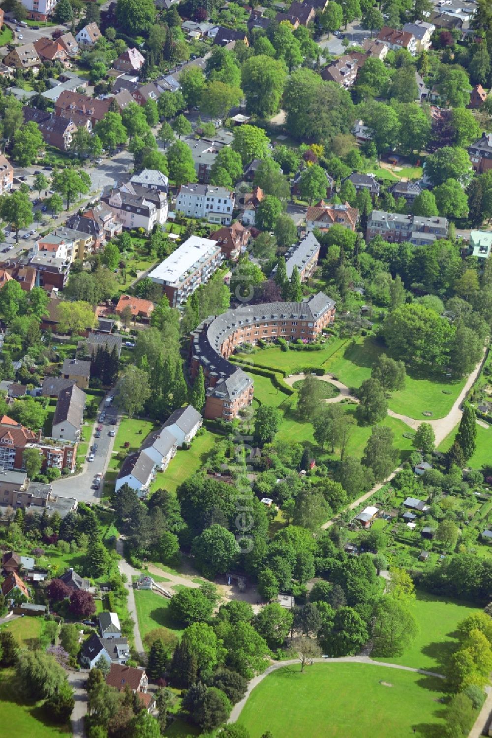 Aerial photograph Lübeck - Draeger Park and residential buildings in the Marli part of St.Gertrud in Luebeck in the state of Schleswig-Holstein. St.Gertrud is the Easternmost historic suburb of Luebeck. Located on the riverbank of the Wakenitz, there are several green areas such as Draegerpark and historic residential buildings. The red, semi-circular building with the adjacent park is especially distinct