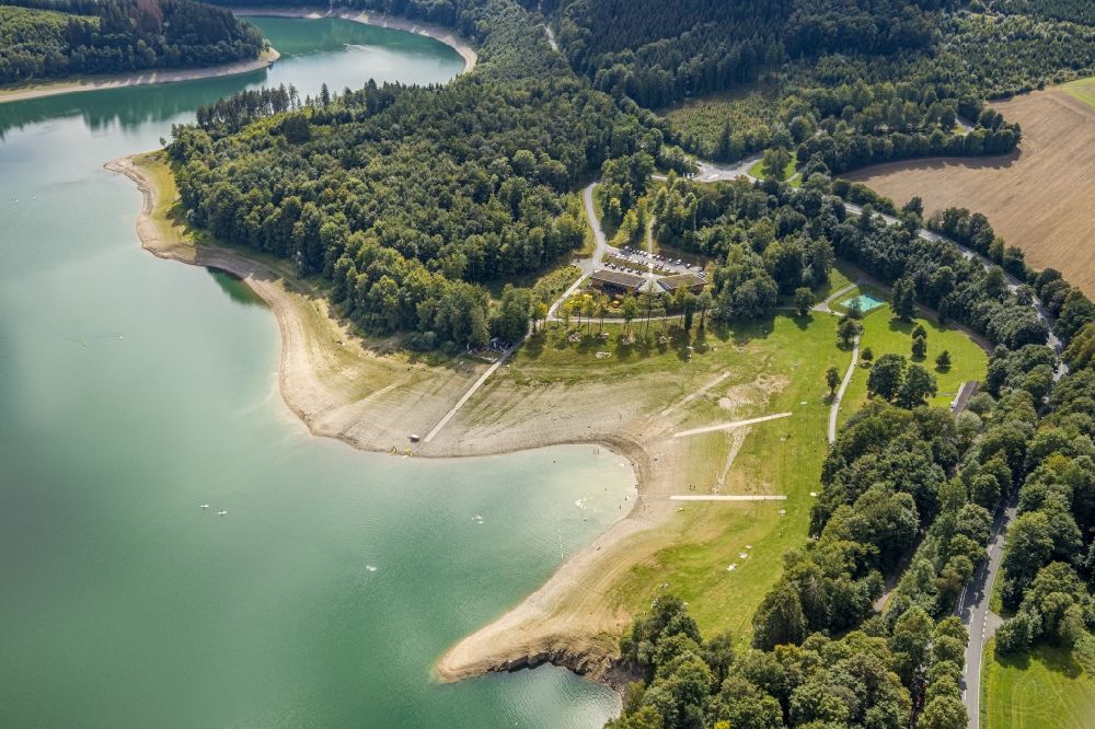Meschede from the bird's eye view: Shore areas exposed by low-water level riverbed of Hennesees in Meschede in the state North Rhine-Westphalia, Germany