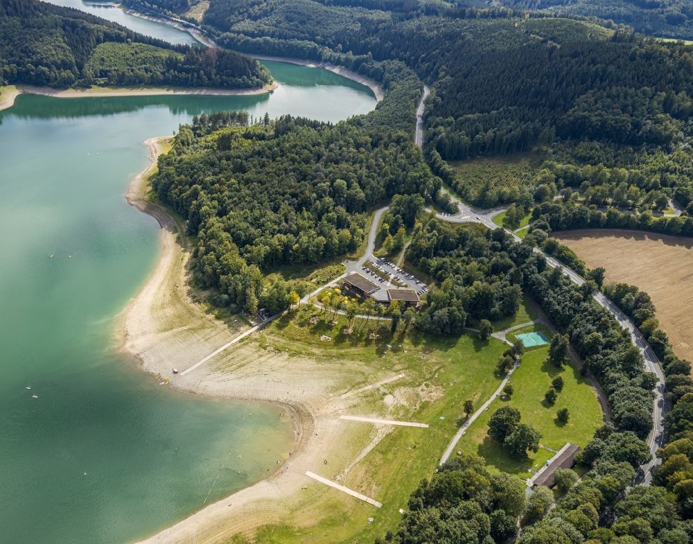 Aerial image Meschede - Shore areas exposed by low-water level riverbed of Hennesees in Meschede in the state North Rhine-Westphalia, Germany