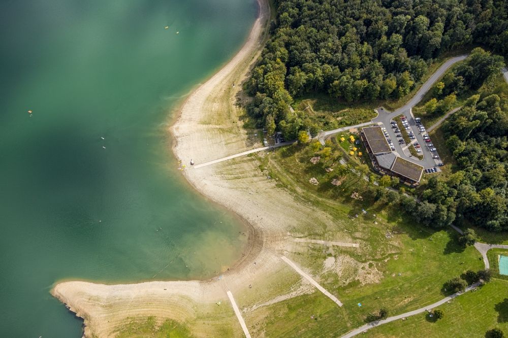 Aerial photograph Meschede - Shore areas exposed by low-water level riverbed of Hennesees in Meschede in the state North Rhine-Westphalia, Germany