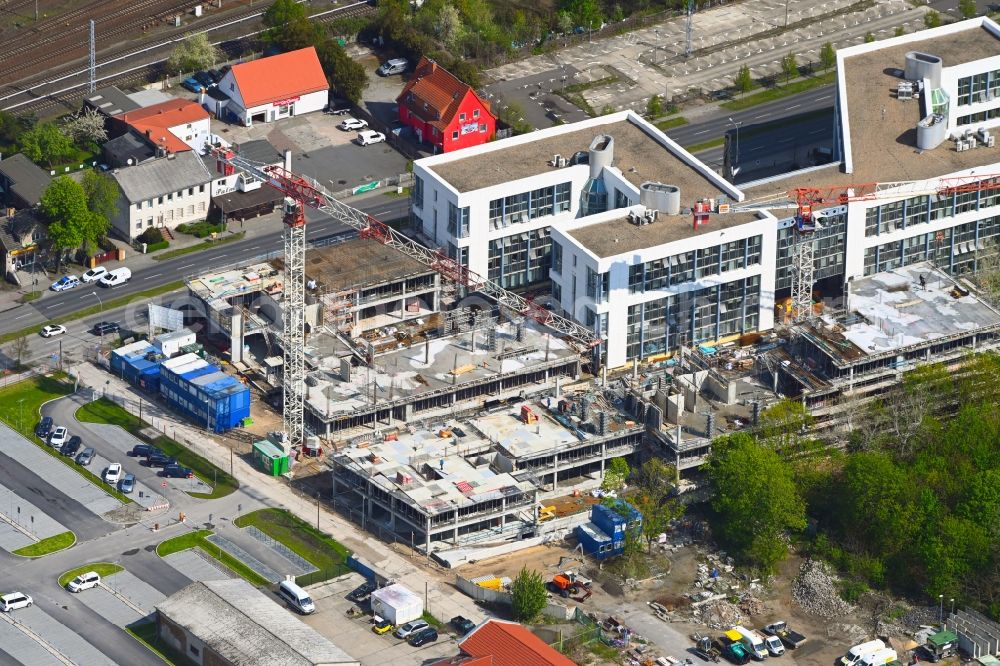 Aerial photograph Schönefeld - Construction site for the new residential and commercial Corner house - building BB Business Hub on Mittelstrasse corner Kurzer Weg in Schoenefeld in the state Brandenburg, Germany