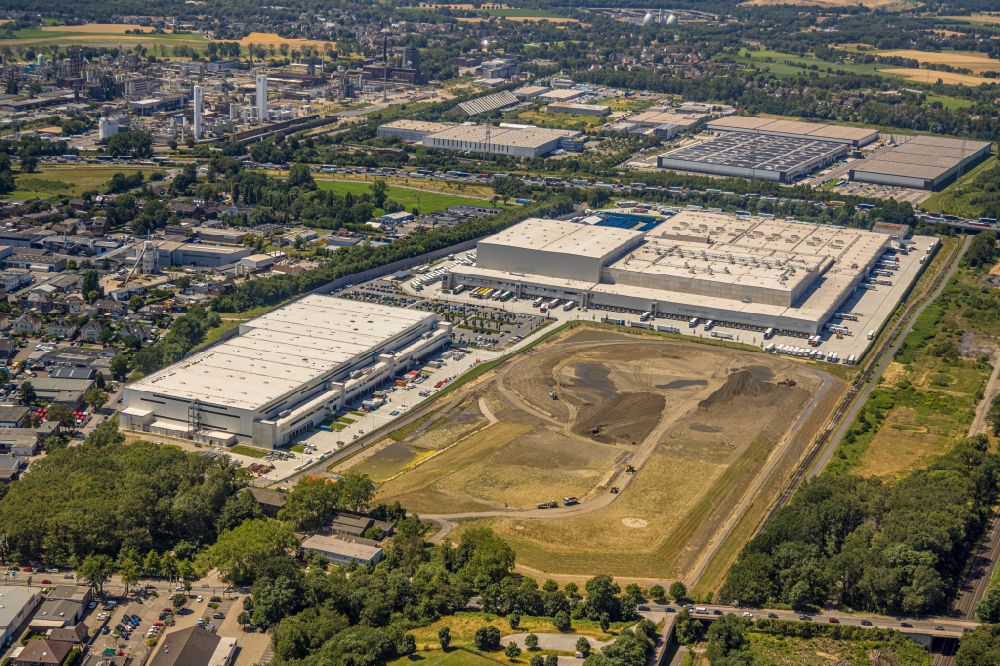 Oberhausen from the bird's eye view: Warehouses and forwarding building of the Edeka logistics center and logistics center of the online supermarket Picnic in the Weierheide industrial park in Oberhausen in the Ruhr area in the state of North Rhine-Westphalia, Germany
