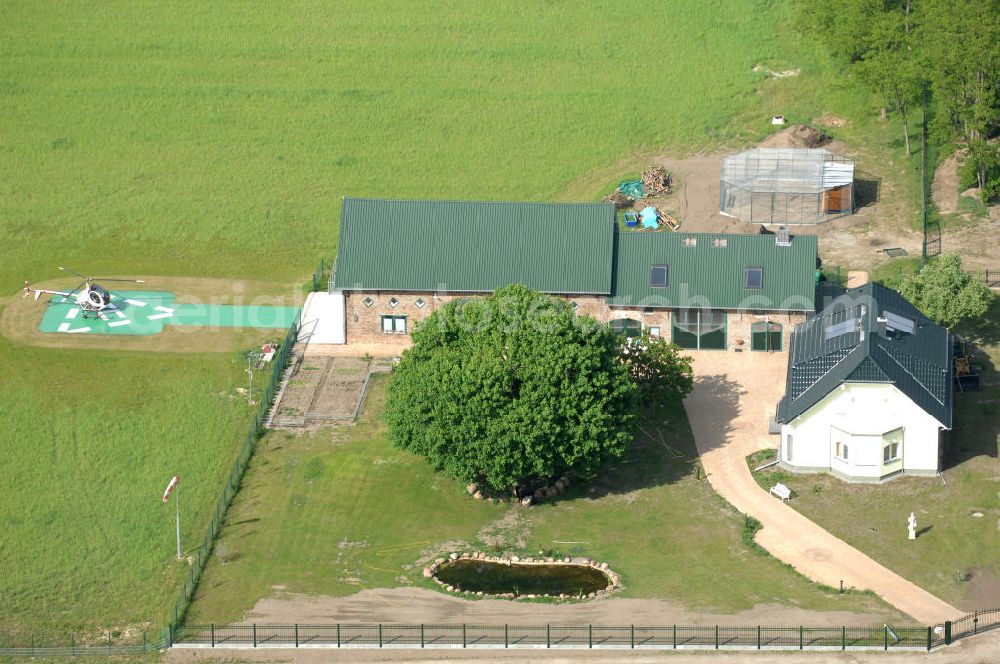 Aerial photograph Am Mellensee OT Rehagen - Blick auf ein Einfamilienhaus mit Helikopter-Landeplatz vor einer Halle / einen Hanger Am Busenberg.