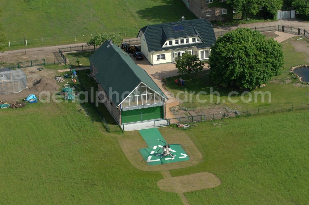Aerial image Am Mellensee OT Rehagen - Blick auf ein Einfamilienhaus mit Helikopter-Landeplatz vor einer Halle / einen Hanger Am Busenberg.