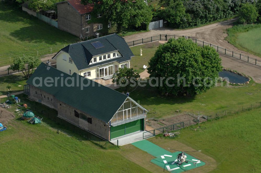 Aerial photograph Am Mellensee OT Rehagen - Blick auf ein Einfamilienhaus mit Helikopter-Landeplatz vor einer Halle / einen Hanger Am Busenberg.