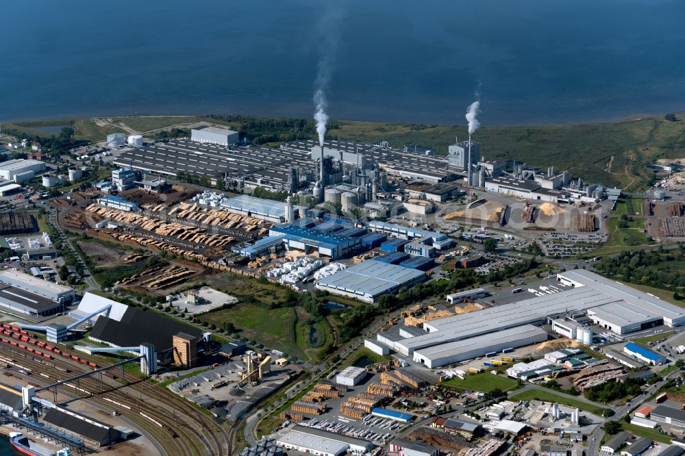 Aerial photograph Wismar - Building and production halls on the premises of Egger Holzwerkstoffe Wismar GmbH & Co. KG and of IIim Nordic Timber GmbH & Co. KG Am Haffeld in Wismar in the state Mecklenburg - Western Pomerania, Germany