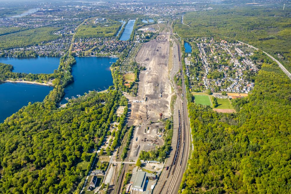 Duisburg from above - Development area of the decommissioned and unused land and real estate on the former marshalling yard and railway station of Deutsche Bahn in Duisburg in the state North Rhine-Westphalia, Germany