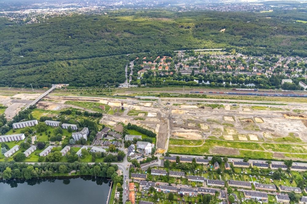 Duisburg from above - Development area of the decommissioned and unused land and real estate on the former marshalling yard and railway station of Deutsche Bahn in Duisburg at Ruhrgebiet in the state North Rhine-Westphalia, Germany