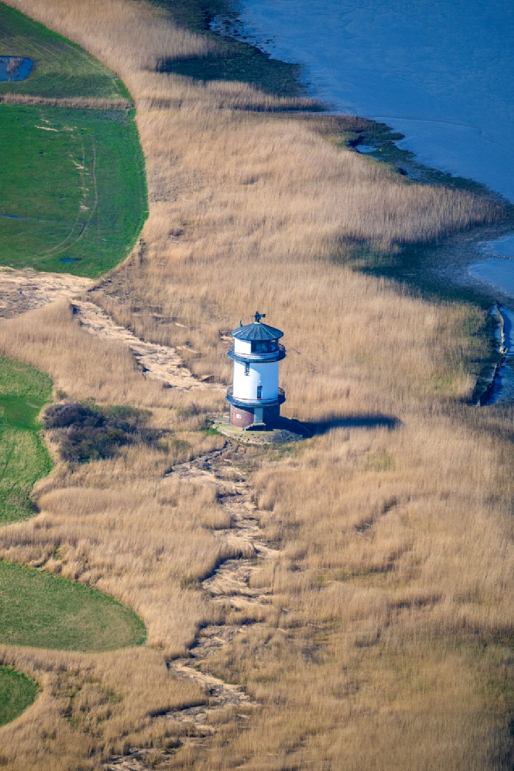 Balje from the bird's eye view: Former lighthouse and new Oberfeuer maritime sign on the Elbe in Balje in the state Lower Saxony, Germany
