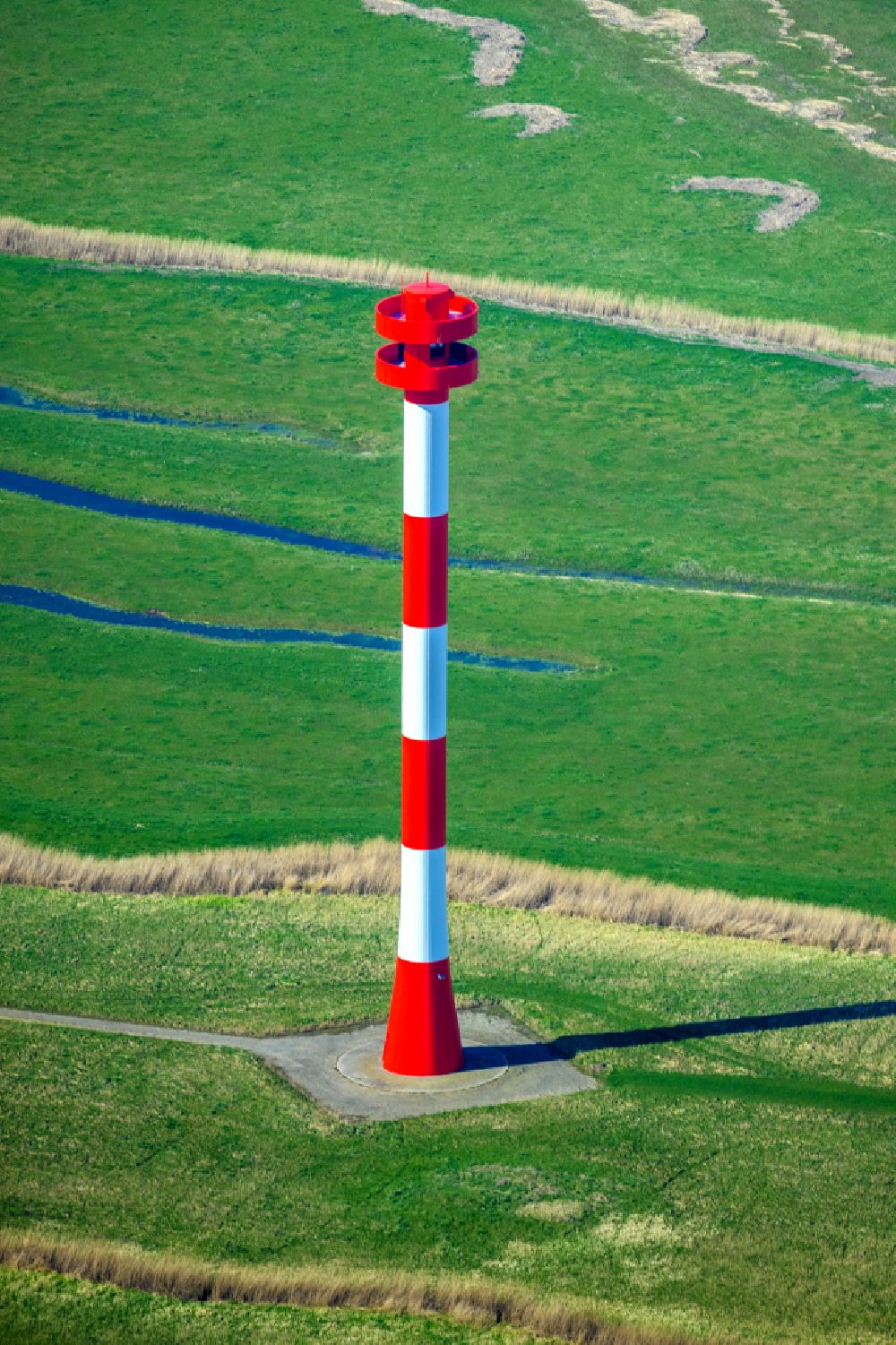 Aerial image Balje - Former lighthouse and new Oberfeuer maritime sign on the Elbe in Balje in the state Lower Saxony, Germany