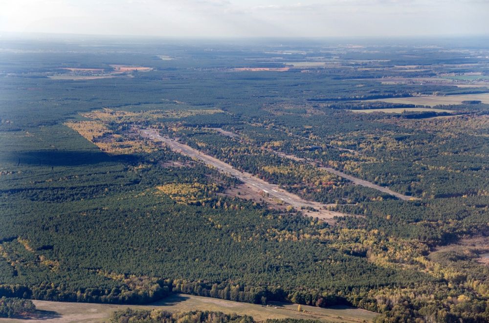 Nuthe-Urstromtal from above - Runway with tarmac terrain of airfield Sperenberg in Nuthe-Urstromtal in the state Brandenburg, Germany