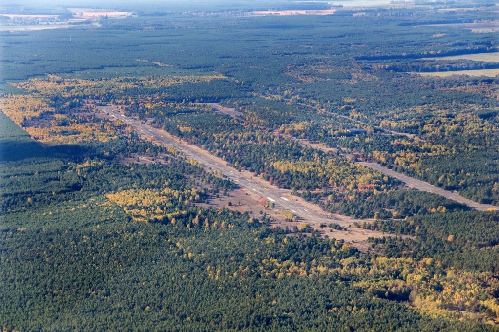 Aerial photograph Nuthe-Urstromtal - Runway with tarmac terrain of airfield Sperenberg in Nuthe-Urstromtal in the state Brandenburg, Germany