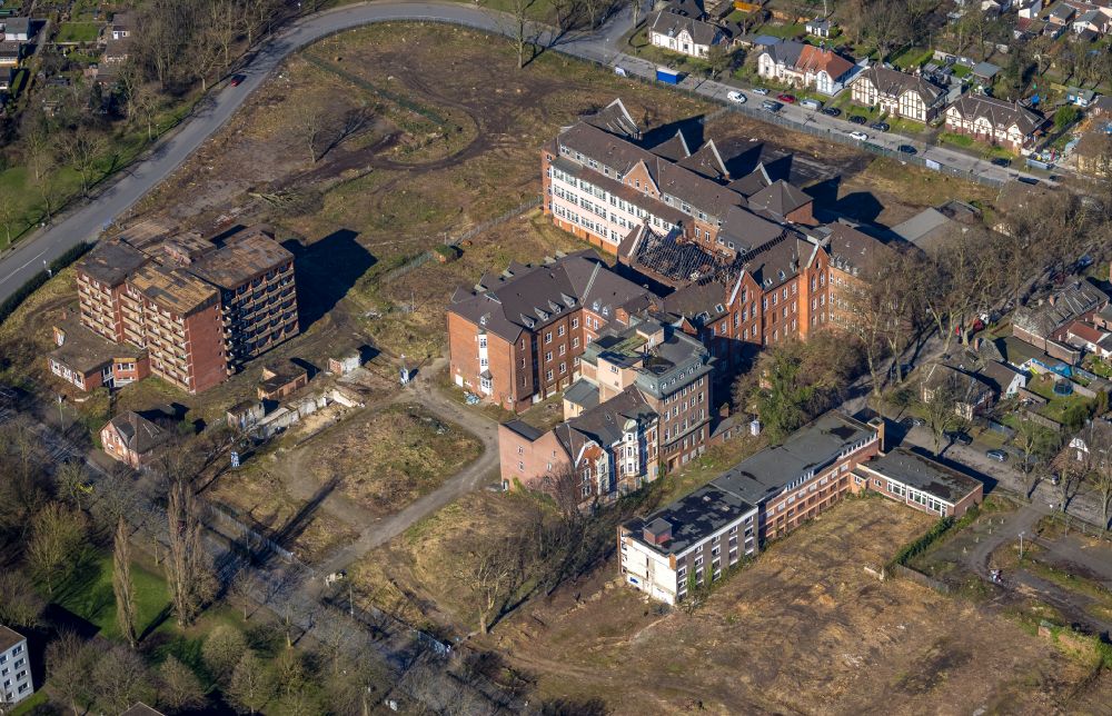 Duisburg from above - Abandoned and vacant clinic premises of the former hospital St. Barbara-Hospital in the district Neumuehl in Duisburg at Ruhrgebiet in the state North Rhine-Westphalia, Germany