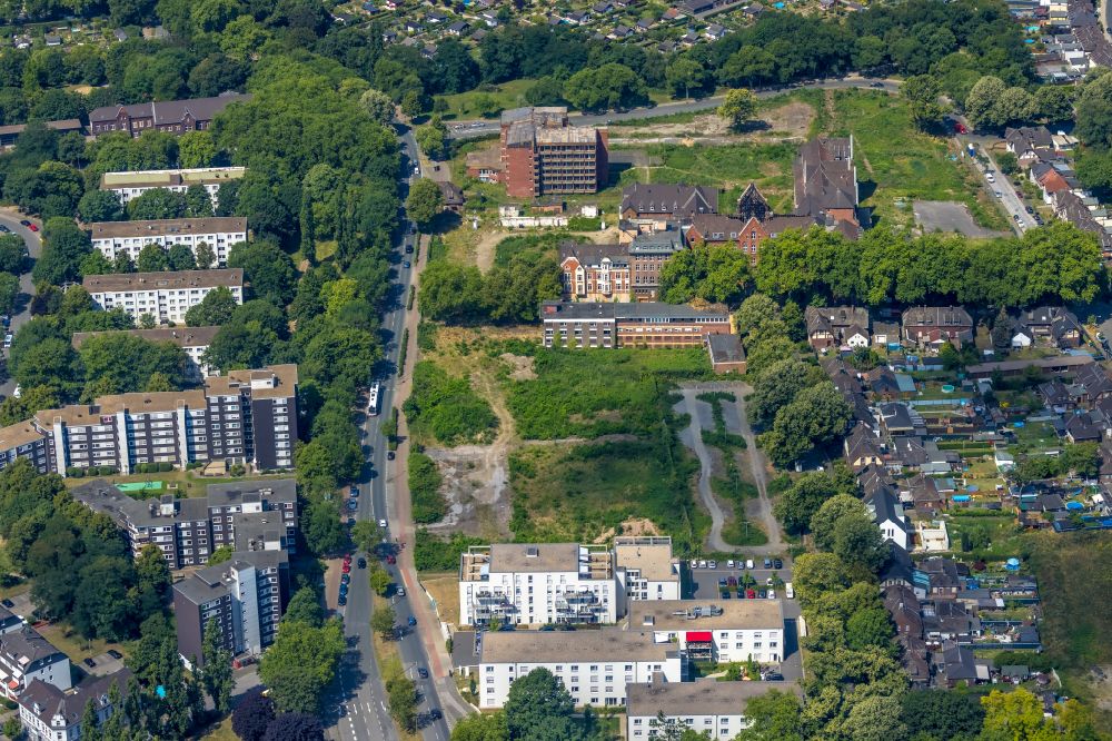 Aerial photograph Duisburg - Abandoned and vacant clinic premises of the former hospital St. Barbara-Hospital in the district Neumuehl in Duisburg at Ruhrgebiet in the state North Rhine-Westphalia, Germany