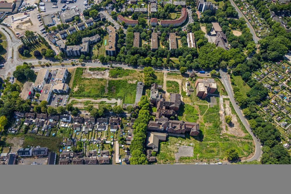 Aerial image Duisburg - Abandoned and vacant clinic premises of the former hospital St. Barbara-Hospital in the district Neumuehl in Duisburg at Ruhrgebiet in the state North Rhine-Westphalia, Germany
