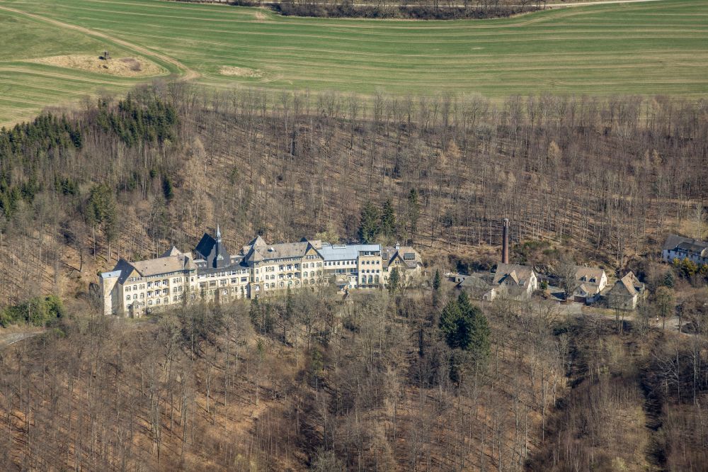 Aerial image Meschede - Abandoned and vacant clinic premises of the former hospital Knappschaftskrankenhaus in Meschede at Sauerland in the state North Rhine-Westphalia, Germany