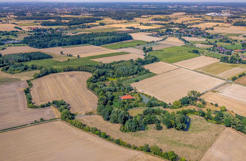 Hamm from above - The former moated castle Haus Hohenover surrounded by fields and agricultural land on the Ahse river in the district Sueddinker in Hamm in the Ruhr area in the state of North Rhine-Westphalia, Germany