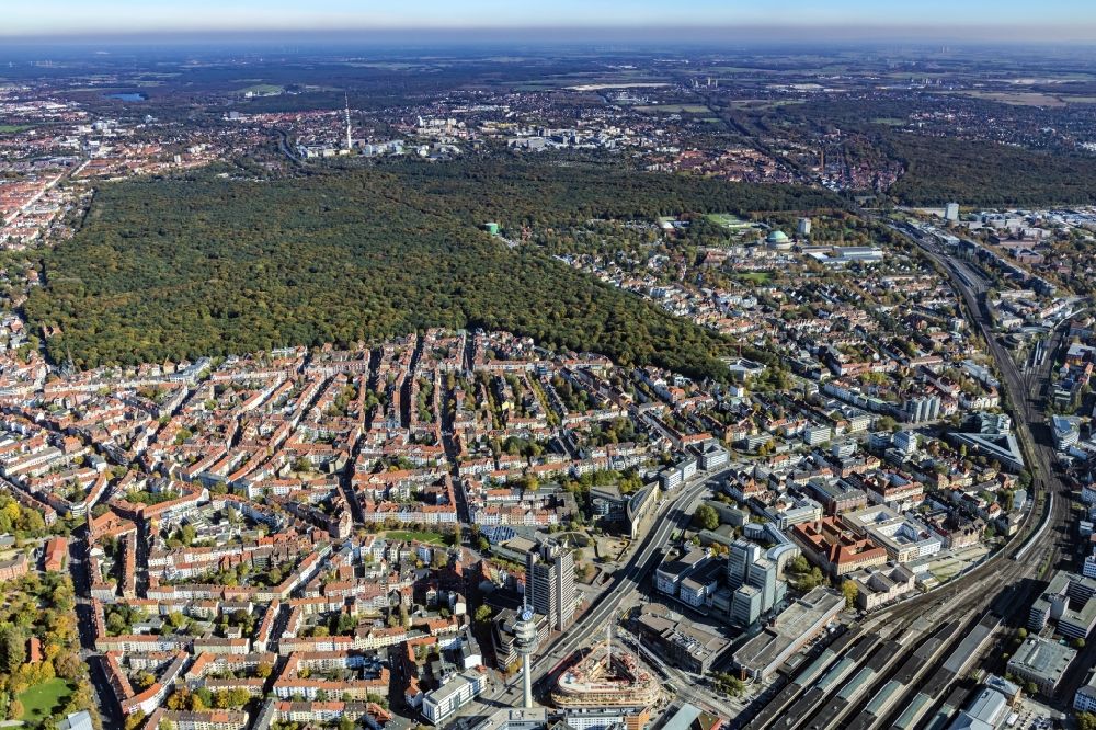 Hannover from the bird's eye view: Eilenrieder Stadtwald in Hanover in the foreground of the quarter Oststadt in the state of Lower Saxony, Germany