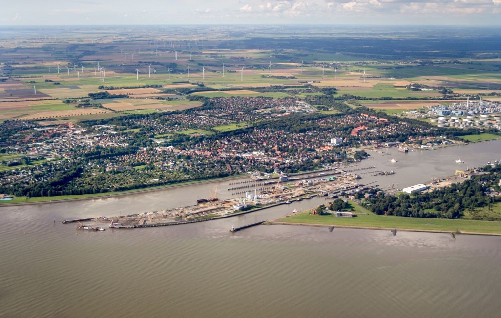 Aerial image Brunsbüttel - Channel flow and river banks of the waterway shipping Nord-Ostsee-Kanal in Brunsbuettel in the state Schleswig-Holstein, Germany