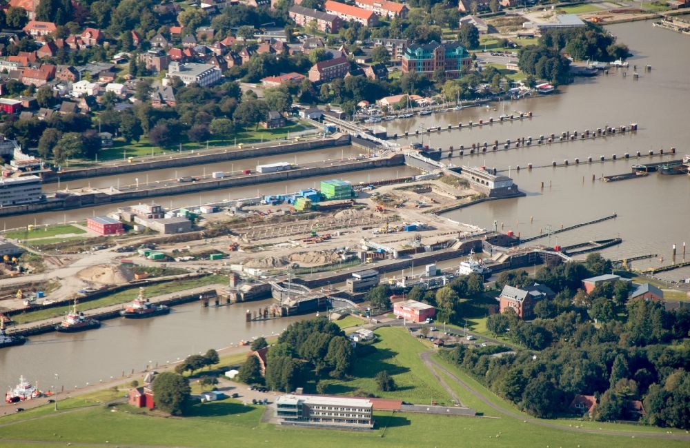 Aerial photograph Brunsbüttel - Channel flow and river banks of the waterway shipping Nord-Ostsee-Kanal in Brunsbuettel in the state Schleswig-Holstein, Germany